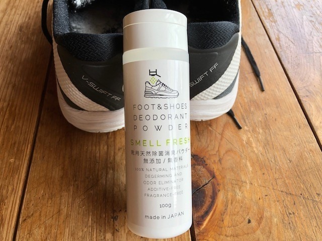 強烈な足＆靴の臭いを解消！天然素材を使った脱臭パウダー「SMELL FRESH」