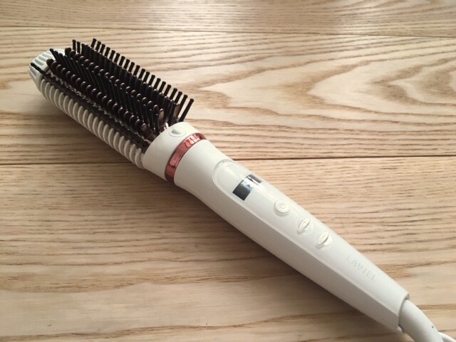 不器用な人にオススメ！簡単にヘアセットができるブラシアイロン