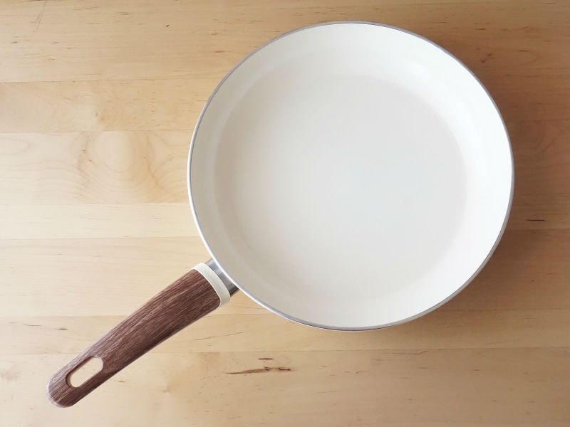 フライパンは「白」がおすすめ！シェフの愛用者も多い「グリーンパン」