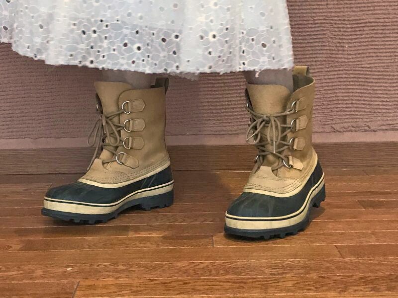 冬のスカートコーデに！防寒とおしゃれを兼ね備えたソレルのブーツ「カリブー」