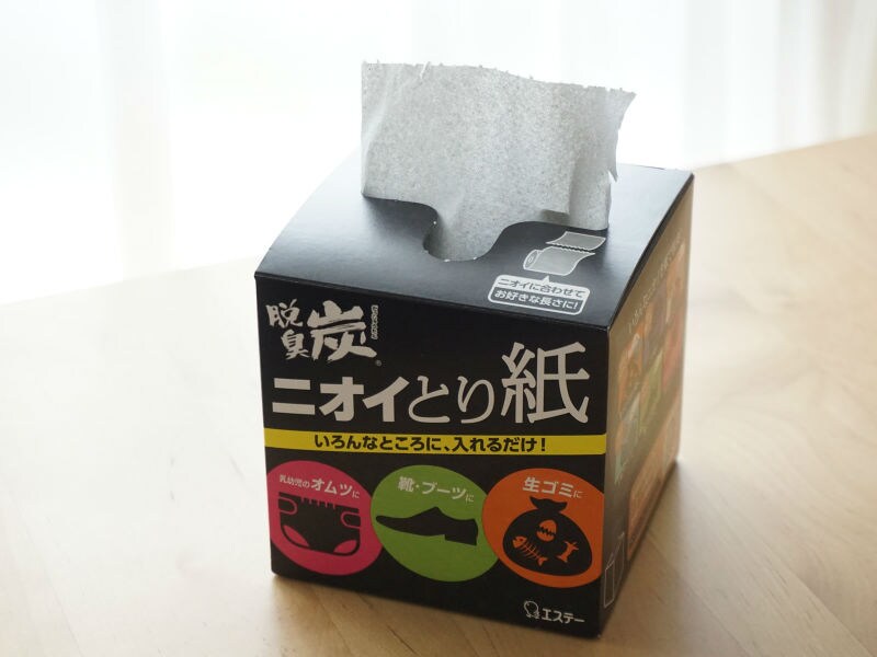 旅行中の靴の臭い対策に！エステーの炭を使った紙タイプの脱臭剤