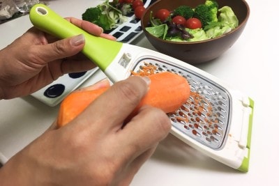 コンビニサラダを買わなくなる！すりおろし感覚の千切りスライサー