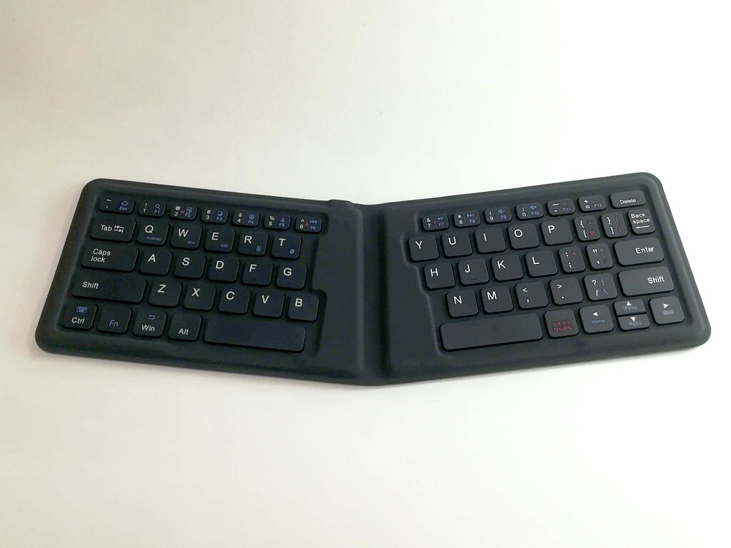 サイズ感が絶妙！iCleverの折りたたみ式スマホ用キーボード