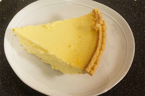 コストコの「トリプルチーズタルト」は冷凍保存が便利！カロリーや切り方のコツも解説