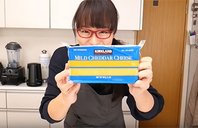 【動画】907gで998円！コストコの巨大チーズを1gも余らせずに上手に使う！