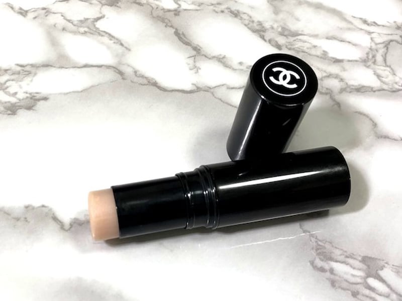 シャネルのハイライト「ボーム エサンシエル」なら潤いのあるツヤ肌がひと塗りで！