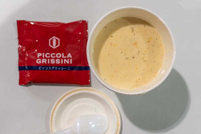 コストコのフードコートのあったか「クラムチャウダー」はクラッカー付きで満足感◎