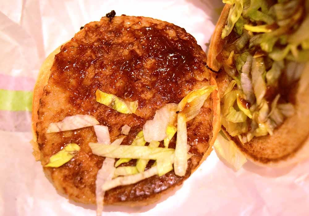 ジューシーなポークパティとテリヤキ系に近い甘みのあるしょうゆ味ソース、みずみずしいレタスのバランスが絶妙。