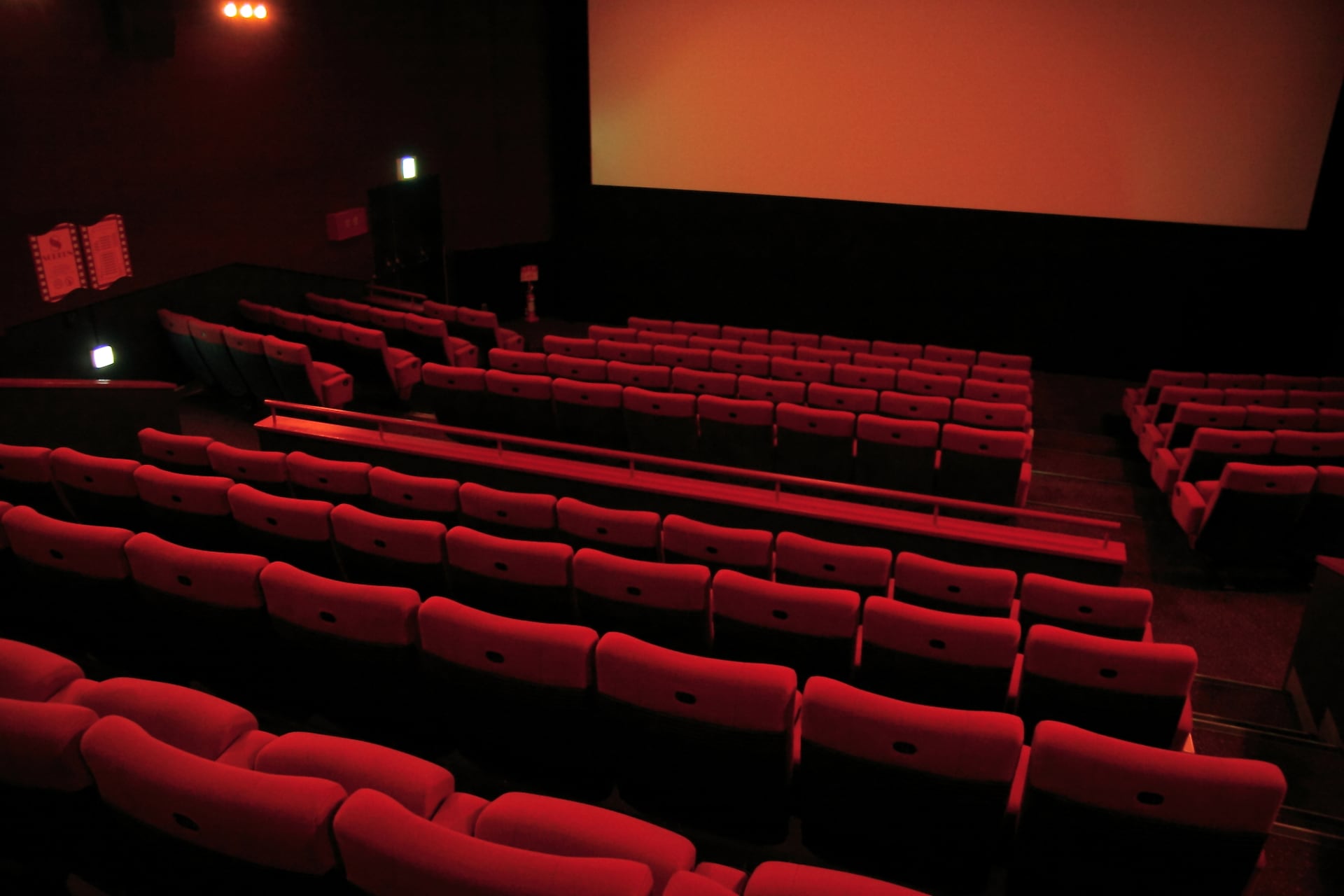 映画館で隣に座った男が電車まで尾行してきて…「痛かった？」戦慄の報復