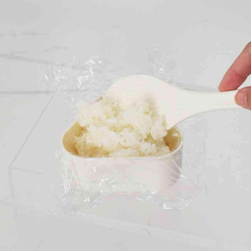 ラップをしいてからご飯をつめれば簡単におにぎりが作れます