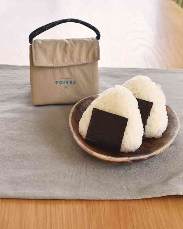 コンビニサイズのおにぎりが２個入ります。