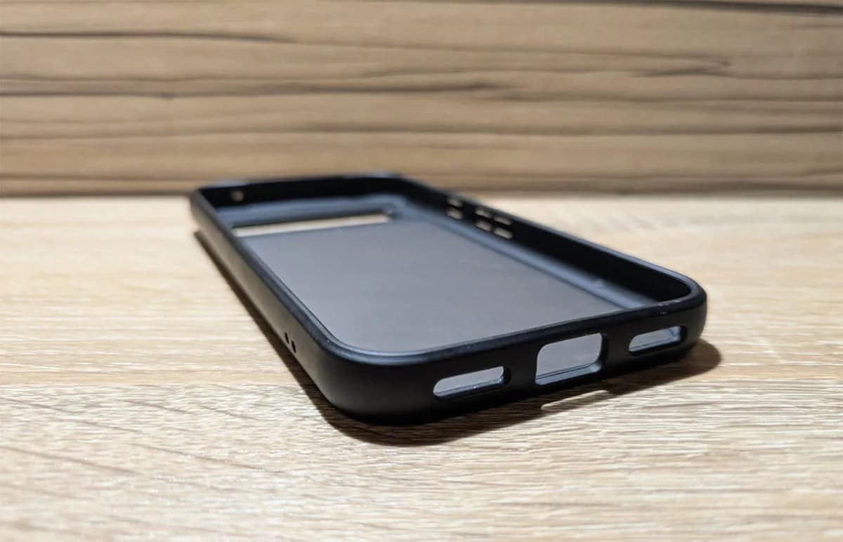 ストラップを後付けできるケース