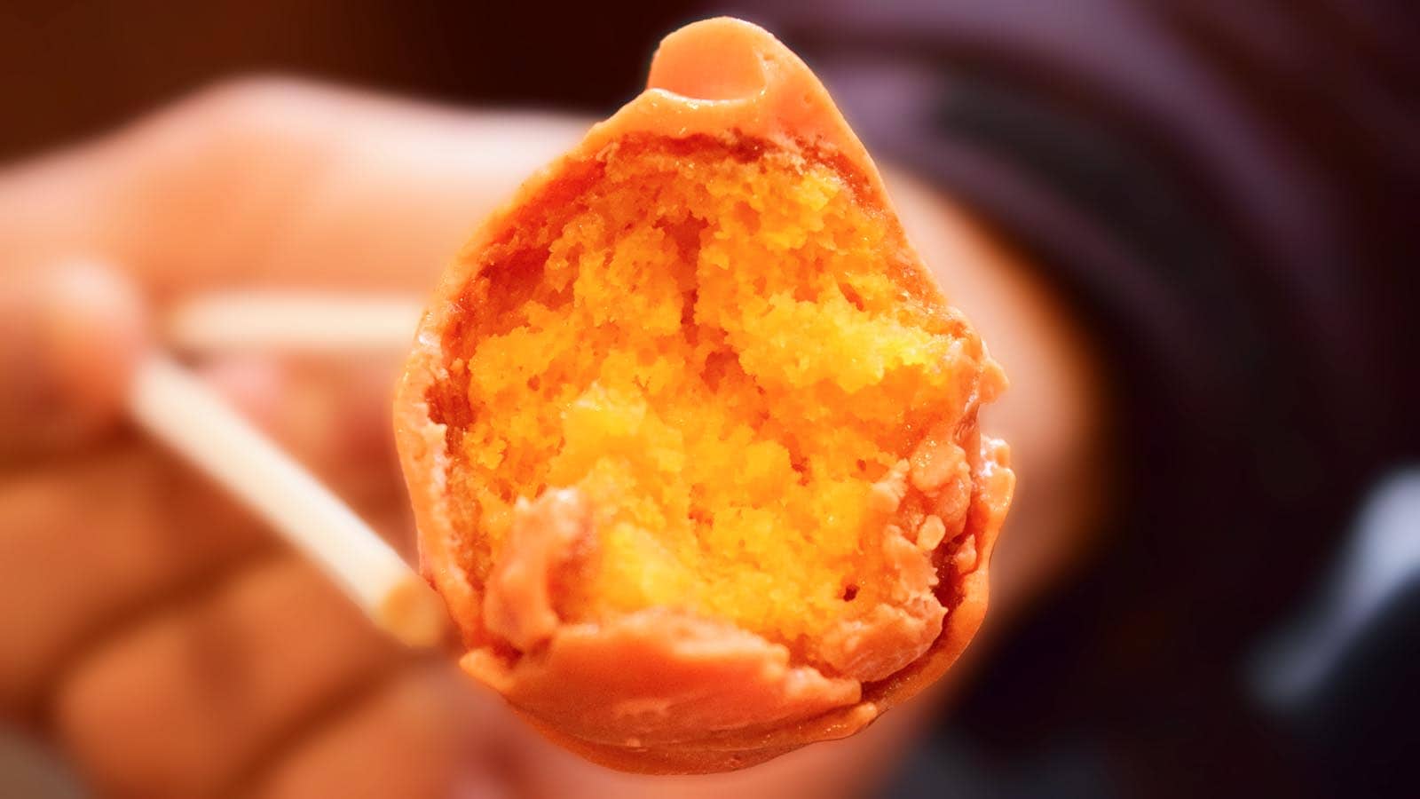 ドラゴンボールうどーなつの生地には、にんじんペーストが練り込まれており、ほんのりオレンジがかった色合いに仕上がっています。