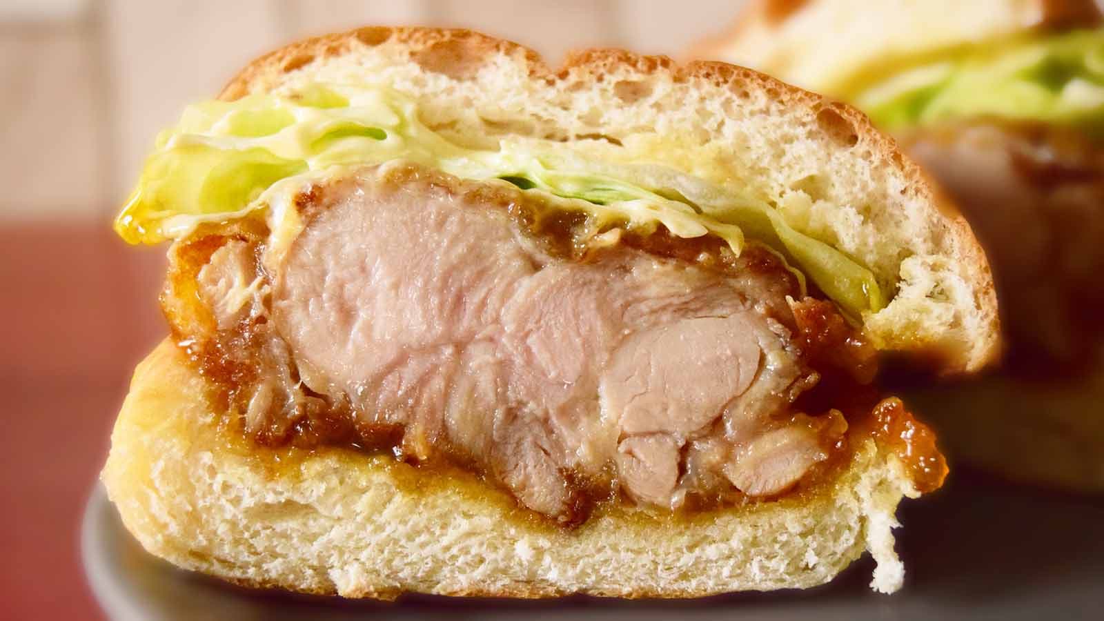 チキンのジューシーな旨みとオレンジソースの甘酸っぱさが見事にマッチ