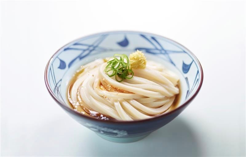 丸亀製麺の「ぶっかけうどん」ねぎとおろししょうがが乗っている