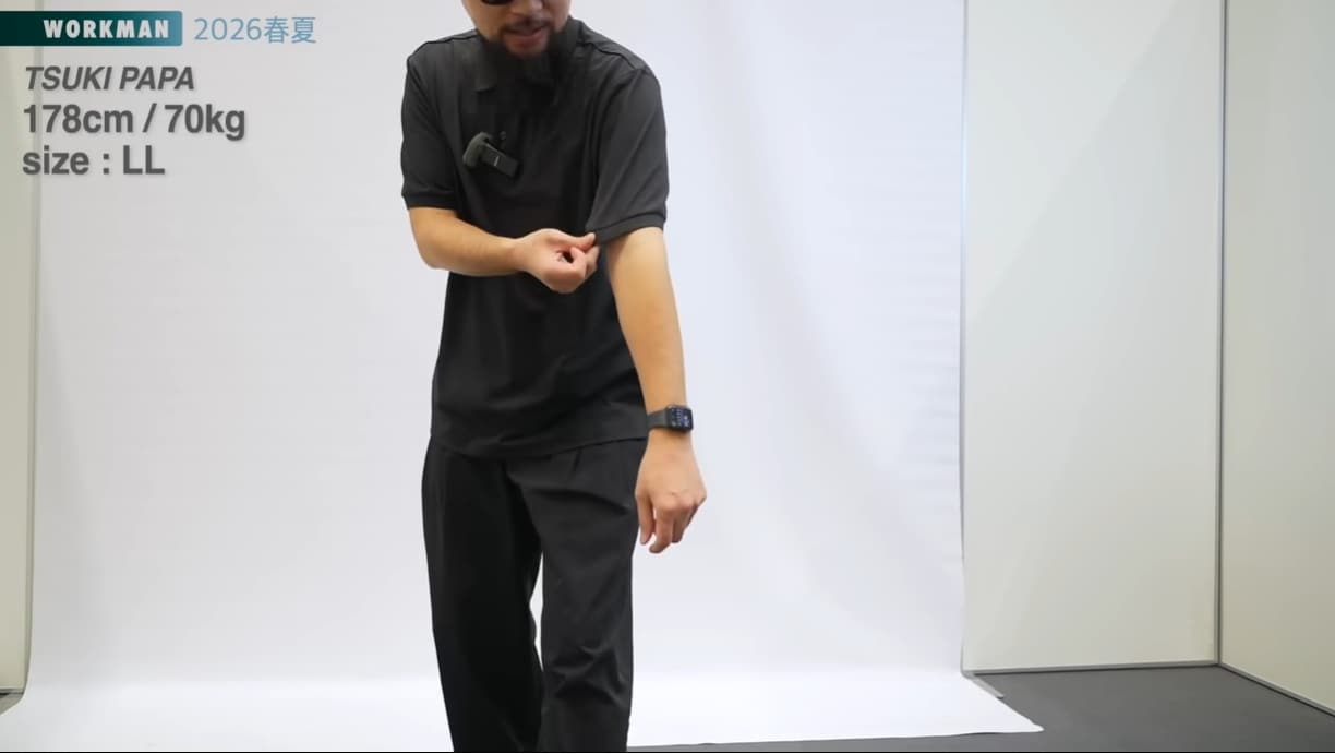 ワークマンとOCEANコラボのポロシャツを着用し、ソデがリブになっていることを紹介する男性