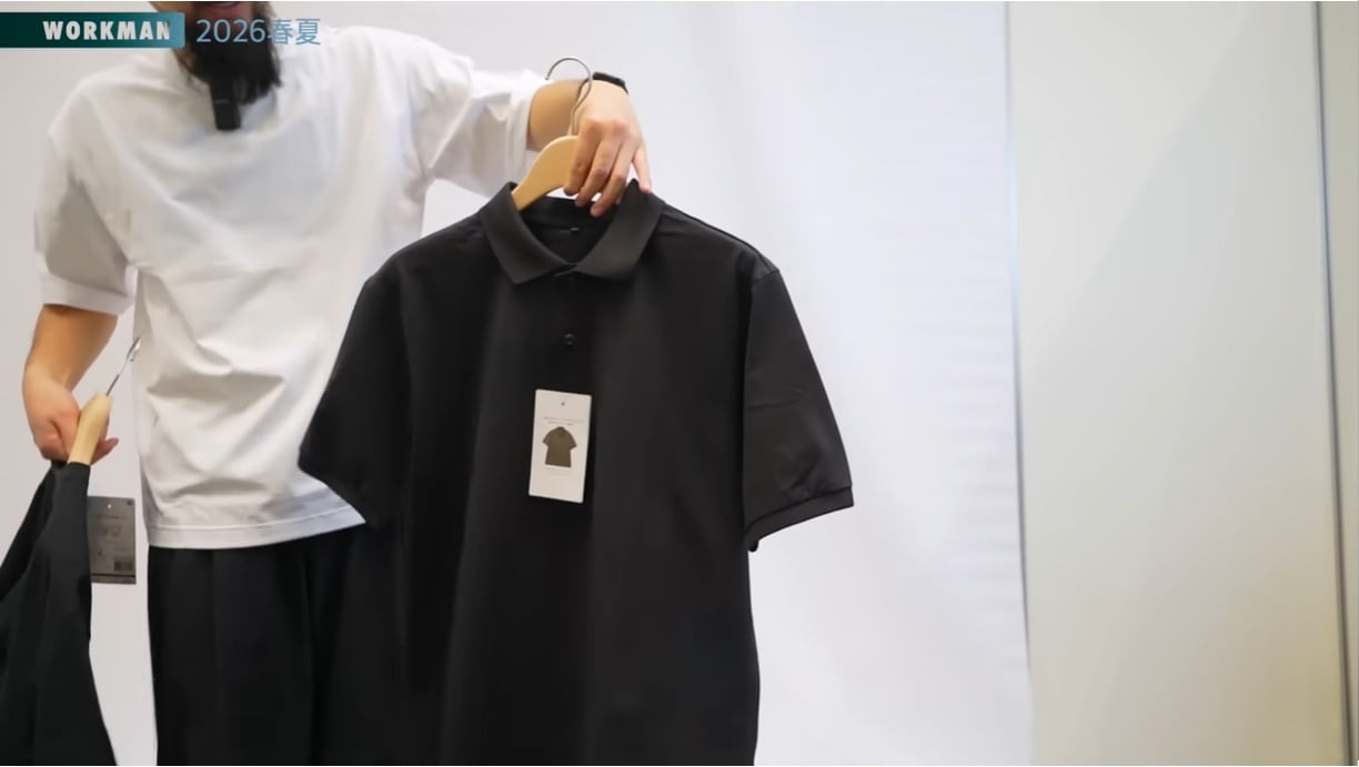ワークマンとOCEANコラボのポロシャツを紹介する男性