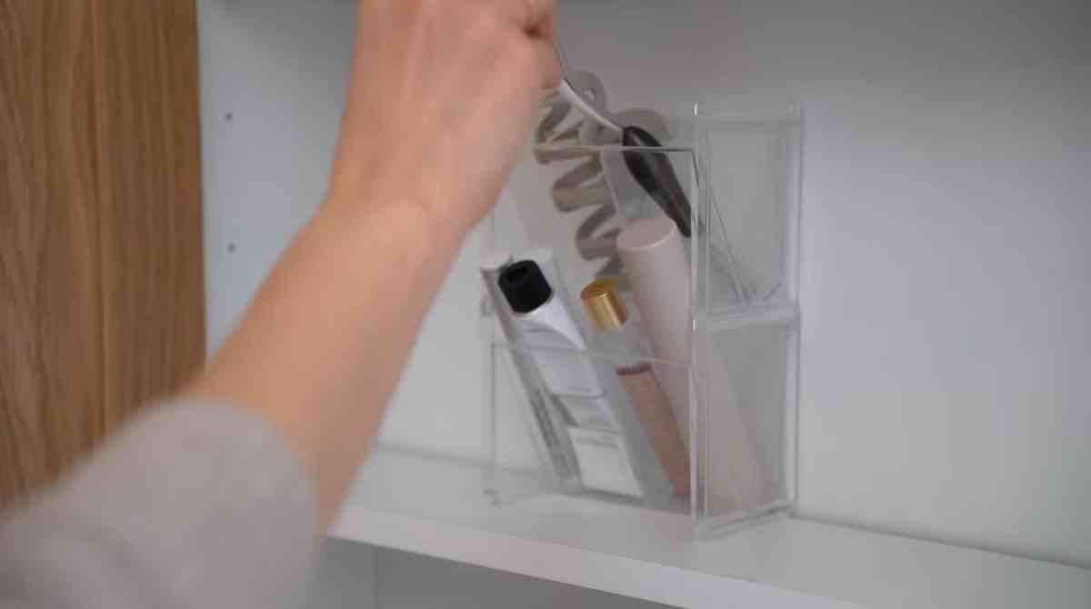 セリアの「洗面鏡ナナメスタンド」