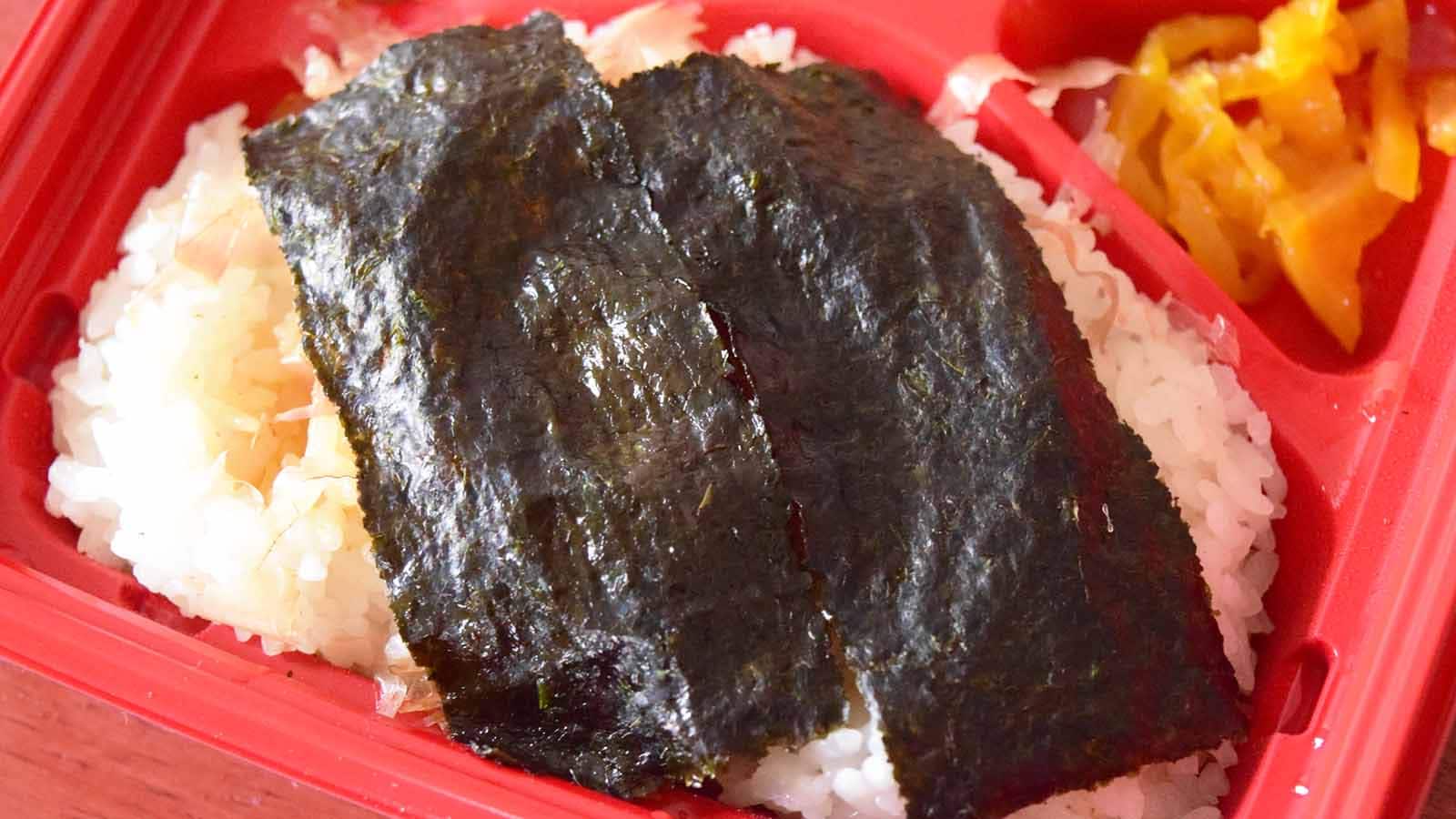 ご飯の上にはしっとりとした海苔が2枚。