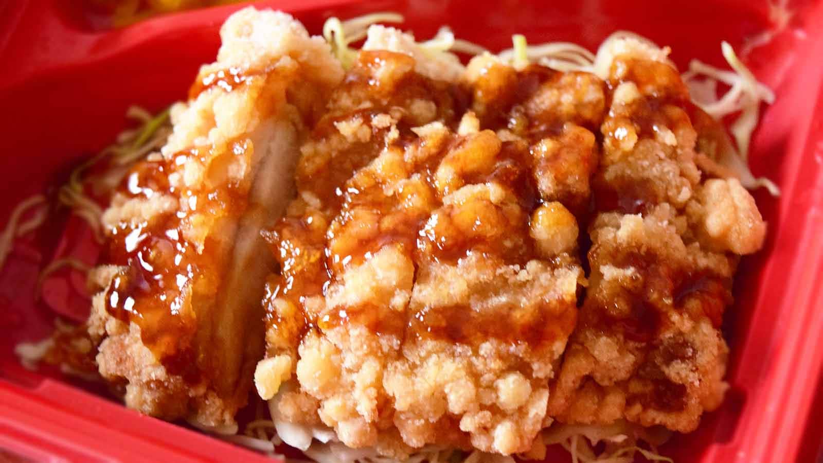 チキン竜田はやや衣に厚みがあり、少し唐揚げ風の仕上がりですが、カリカリとした食感が楽しめます。