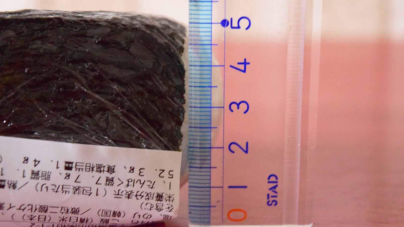 オリジン弁当の「おにぎり 鮭」の高さは約5cm