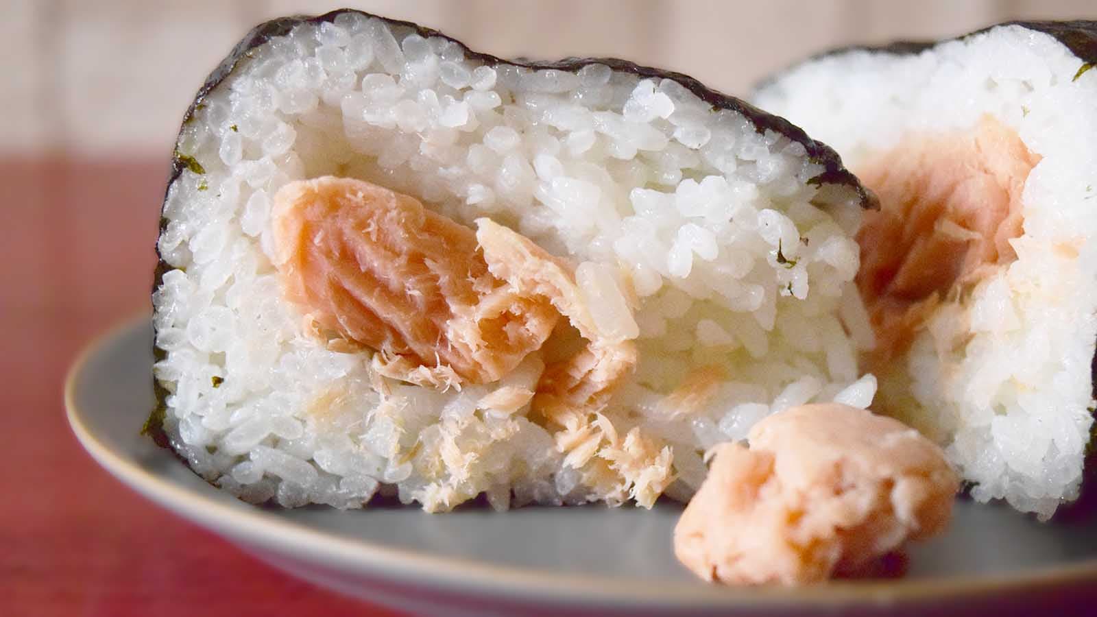 オリジン弁当の「おにぎり 鮭」は、頭頂部にごろっとした鮭の身がトッピングされているのが特徴