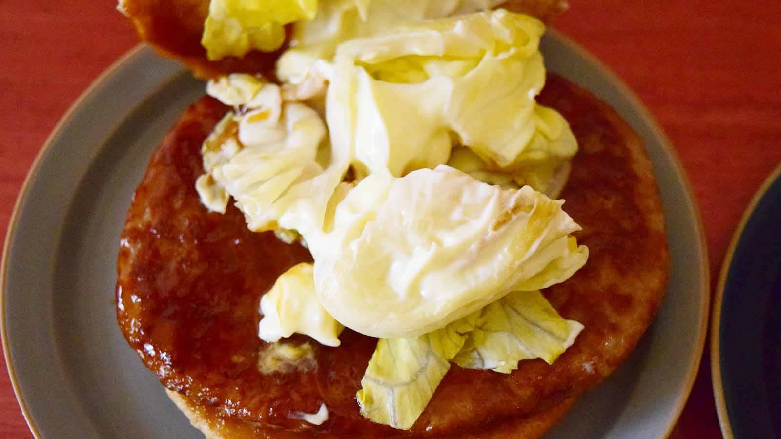 マクドナルド「てりやきマックバーガー」については、レタスがひかえめでポークパティが目立つ印象