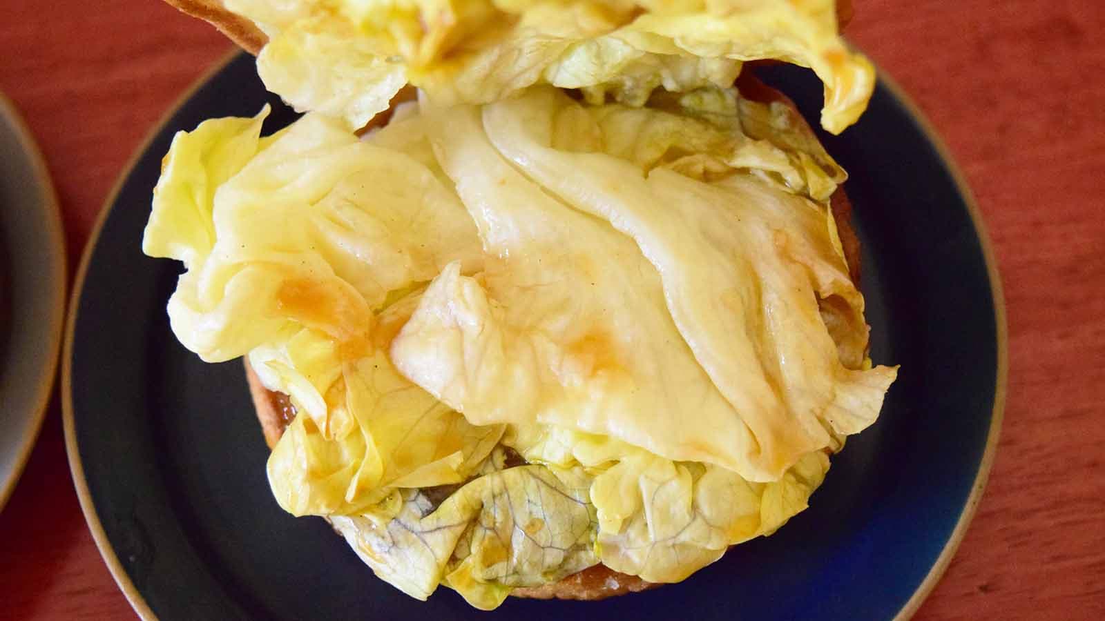 モスバーガー「テリヤキバーガー」は、ハンバーガーパティが見えなくなるほどレタスがたっぷり入っています。