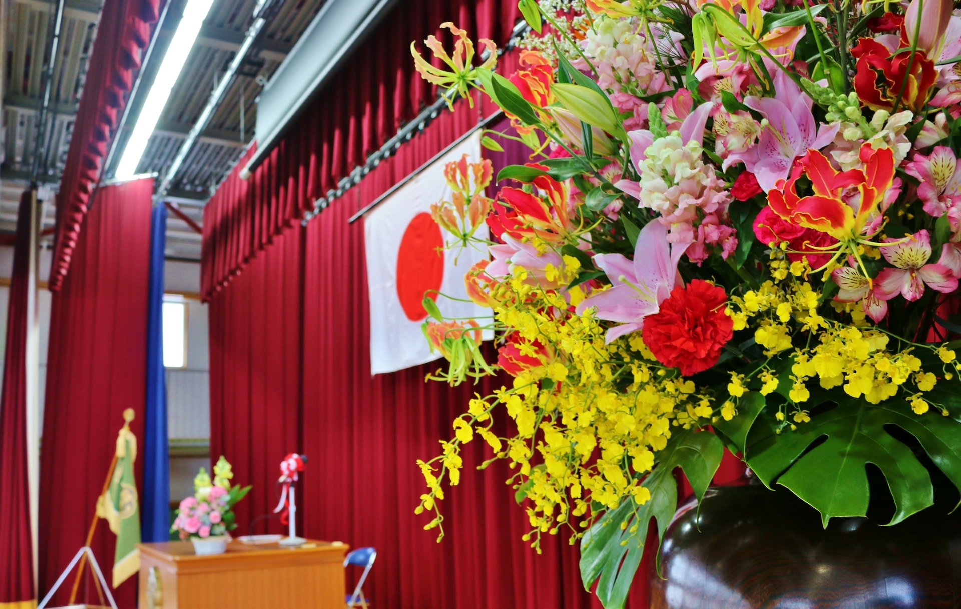 卒業式で非常識なグループが校門前の看板を独占→学校側の粋な計らいに感動