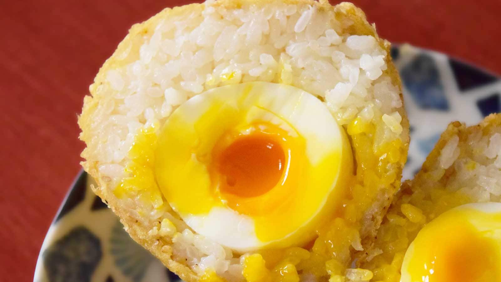 中にはとろりとした半熟玉子が入っており、ひと口食べるとまろやかなコクが広がります。