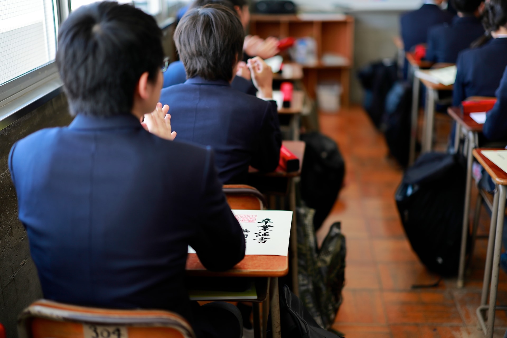 「担任があまりにも世間とズレていた」「今でも腹立つ」卒業式後のホームルームが長引き出社ギリギリになった男の主張