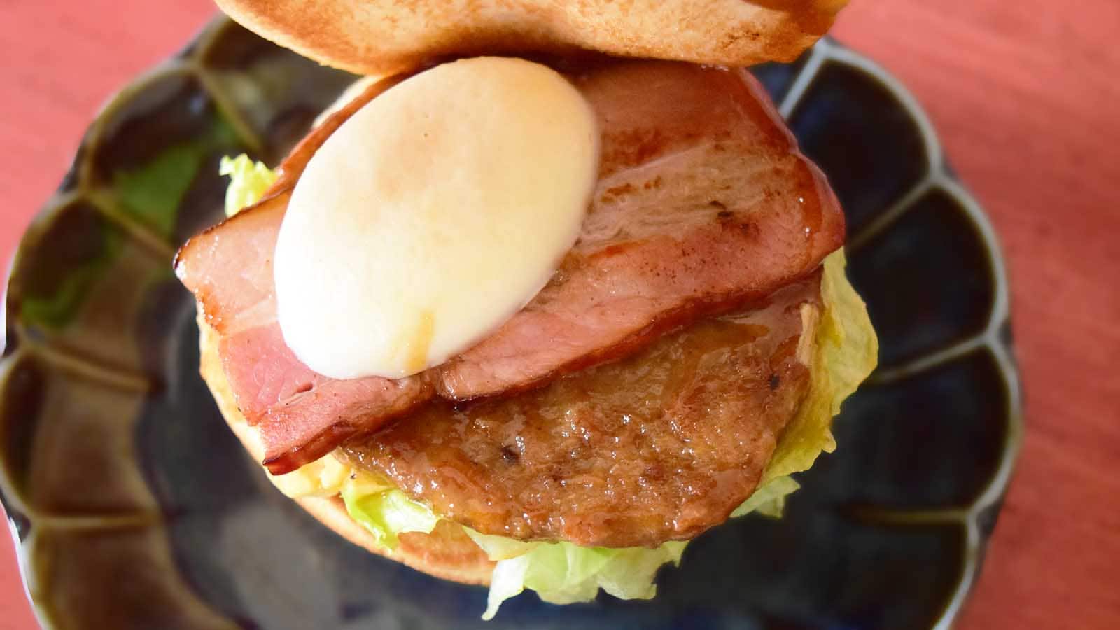 モスバーガーの「とろったまベーコン テリヤキバーガー」に使われているたまごは半熟風の加工品