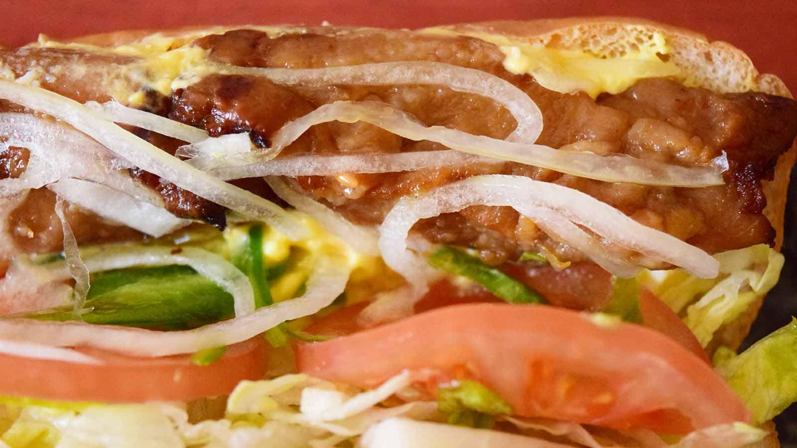 端から端まで具材がびっしりと詰まっており、満足感の高い一品