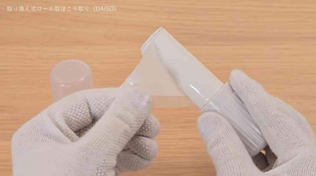 ダイソーの「取り換え式ロール型ほこり取り」