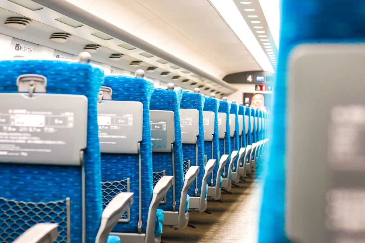 勘違いで責められても感情的にならず、プロである車掌に判断を委ねましょう　出典元: The Villa Studio / Shutterstock.com