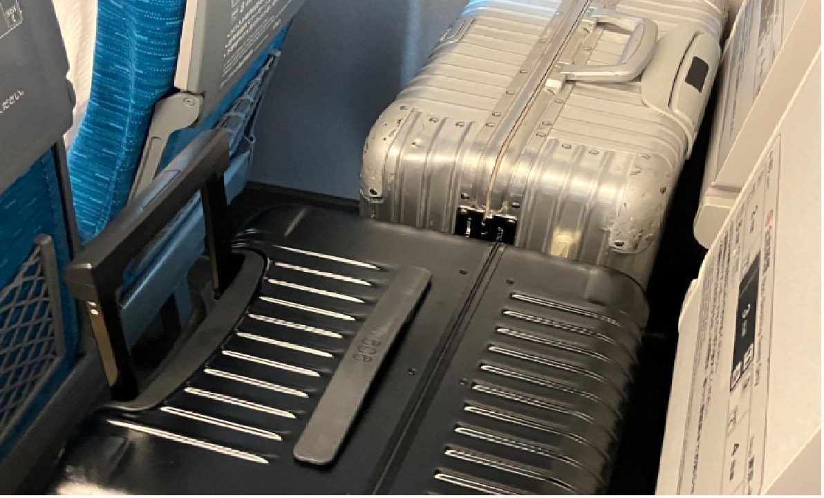 新幹線で最後列を取ったのに「他人の荷物」が座席裏を占領…リクライニングができない時の対処法は？