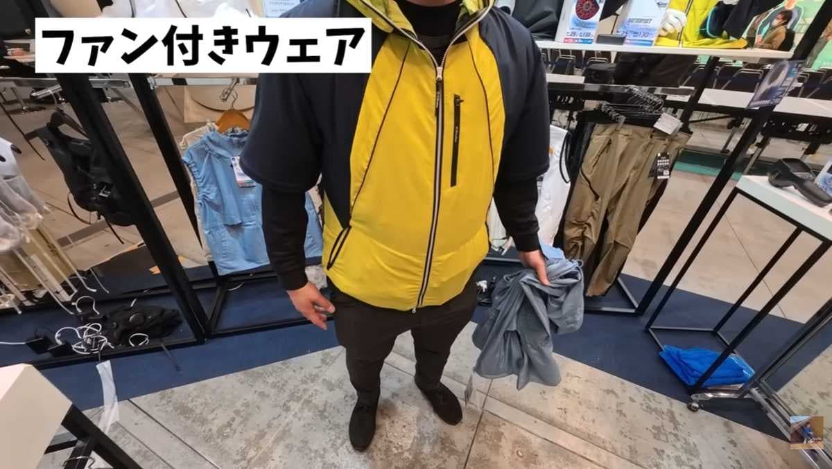 首元まで涼しい大型フードと便利なUV検知ファスナー