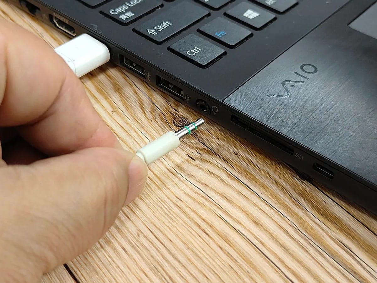 イヤホンとスピーカーを抜き差しせずに切り替える