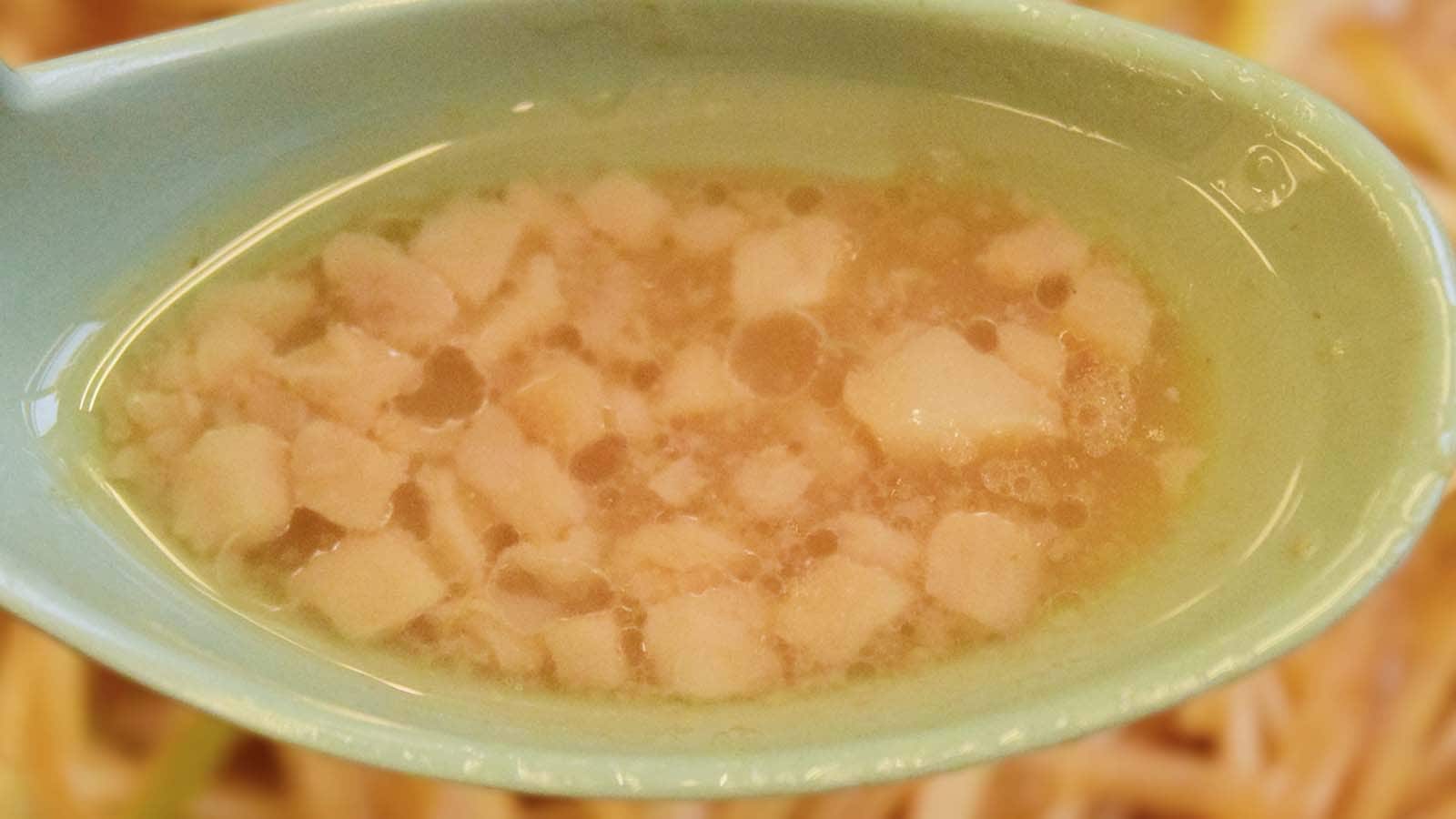 スープに背脂がたっぷりと浮かび、いつも以上にこってりとした濃厚な味わい