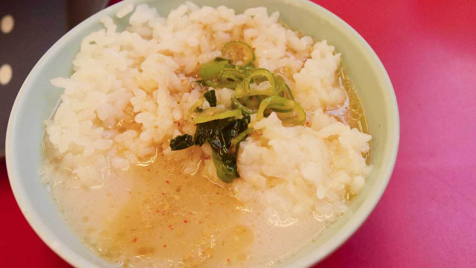 この「わりスープ」とつけ麺のスープをライスにかけて楽しむアレンジもおすすめ