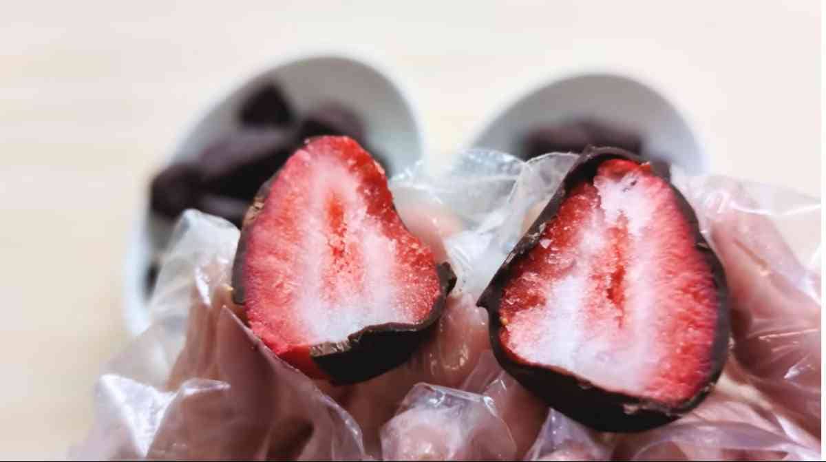「チョココーティング冷凍いちご」