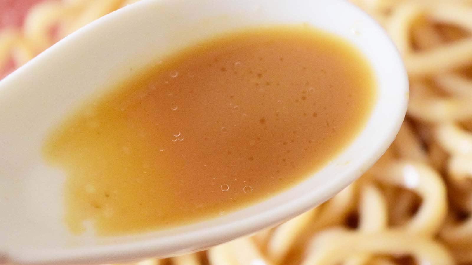 豚の旨味や醤油のキレ、にんにくのパンチをベースに、えび風味マヨが重なり合い、奥行きのある味わい