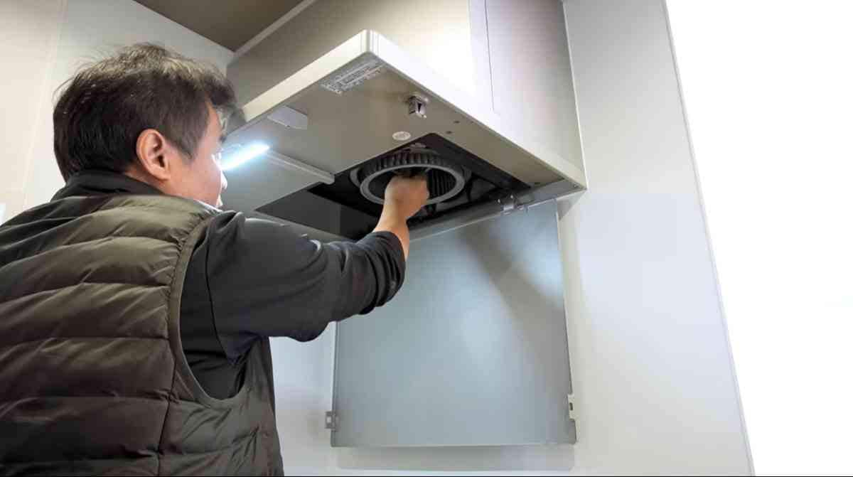 プロの換気扇掃除術