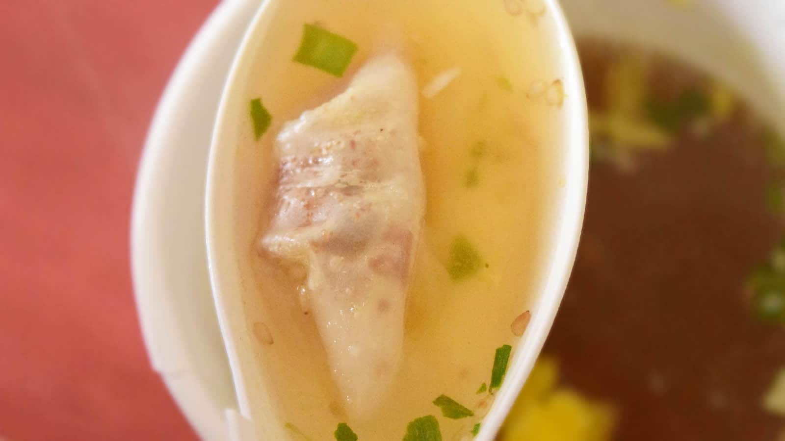 やわらかく、鶏の旨味を感じられるワンタンが3個入っています。