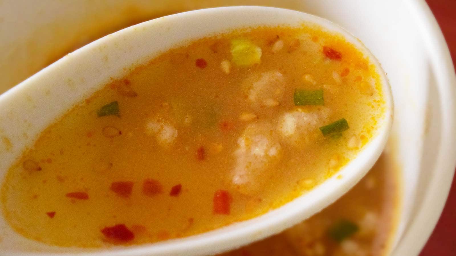 花椒の香りはやや控えめで、唐辛子由来のピリッとした辛さが際立ちます。