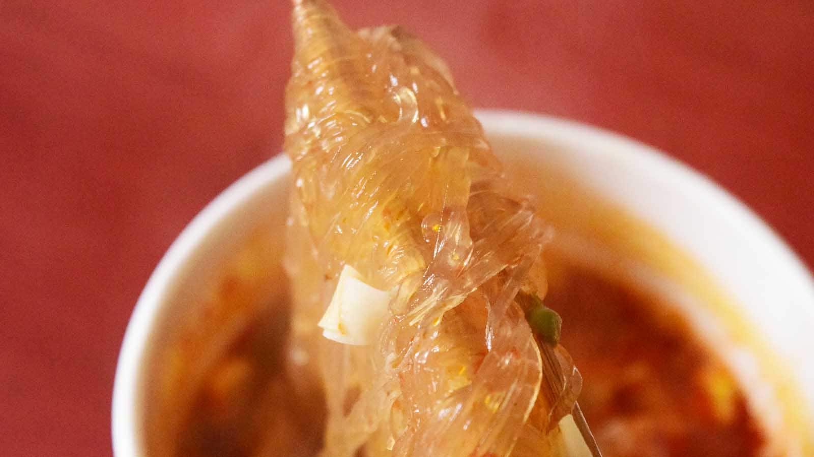 春雨は弾力が強く、こんにゃくのような独特の食感が印象的。