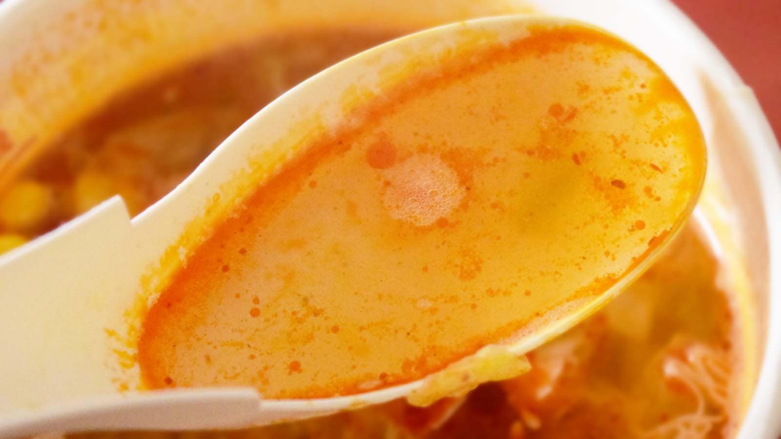 ひと口スープを飲んだ瞬間、舌にビリビリとした痺れる辛さが広がります。