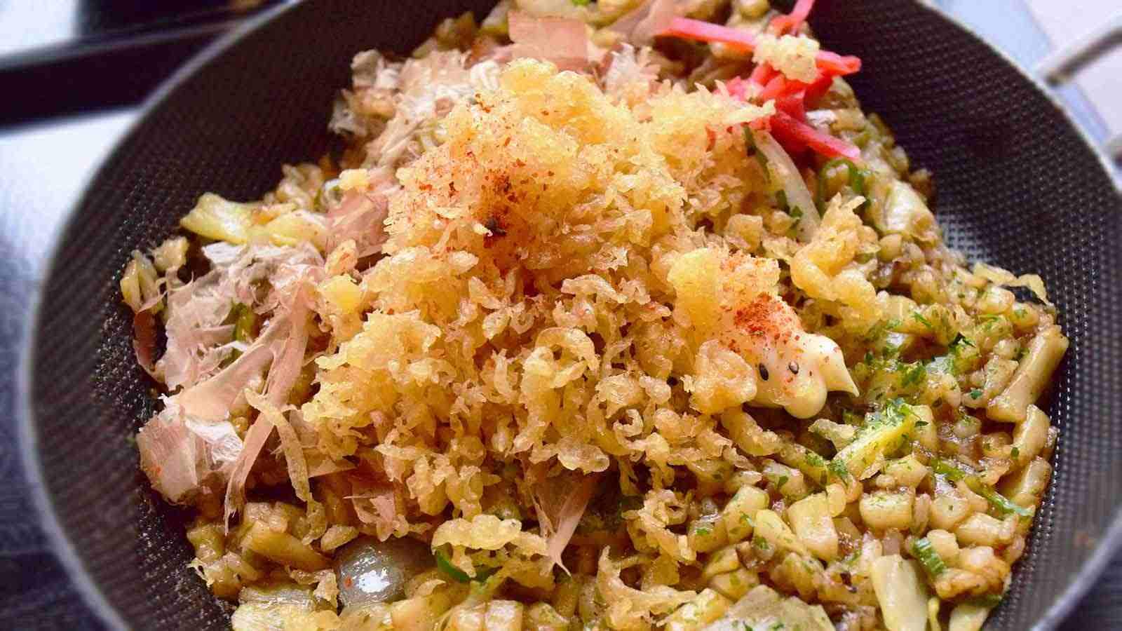 「丸亀うどんメシ やみつきソース味」に天かすと香七味をトッピング