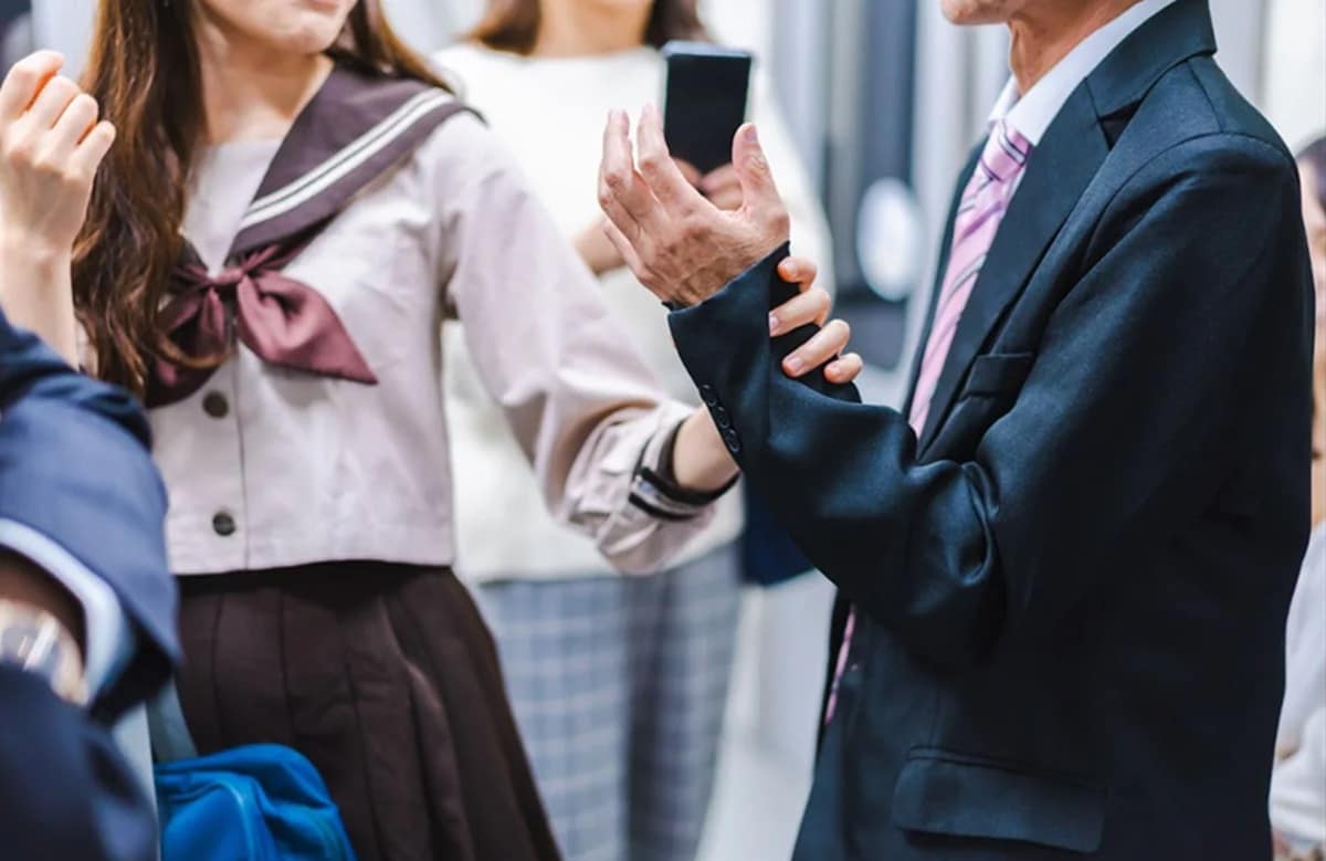 「骨が折れた」と大声で脅され、女子高生から盗撮を疑われ暴行…電車内の冤罪トラブルで泣き寝入りしない正解