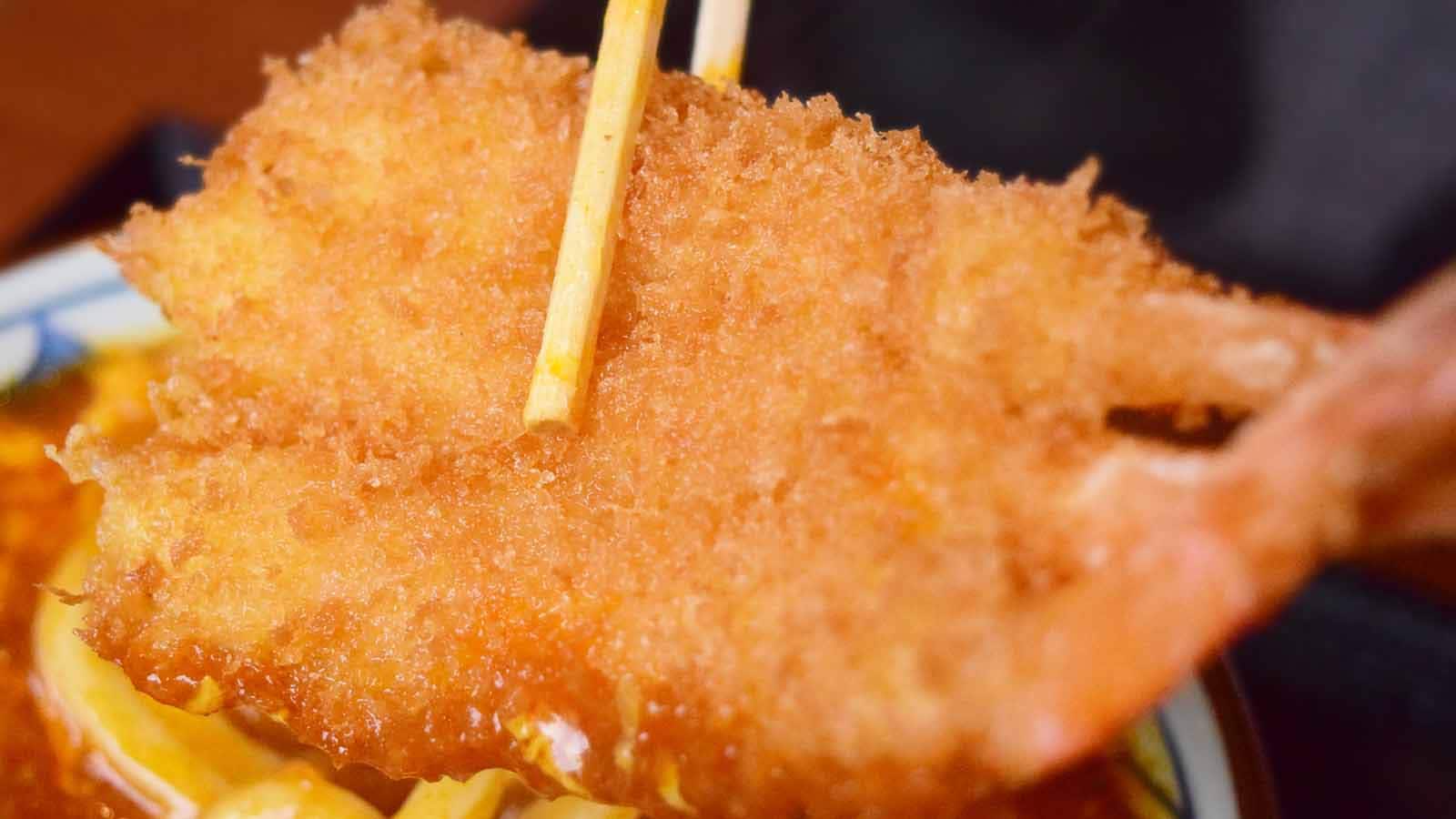 海老カツは、3尾がひとつにまとまったインパクトのある仕上がり。